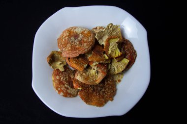 Kurutulmuş kırmızı sinek mantarı. Sinek agarikleriyle tedavi