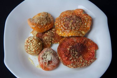 Kurutulmuş kırmızı sinek mantarı. Sinek agarikleriyle tedavi