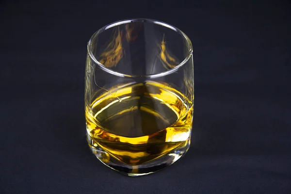 Egy Pohár Whisky Asztalon Fekete Háttérrel — Stock Fotó