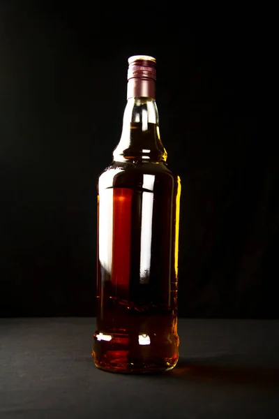 Butelka Bursztynowej Whisky Czarnym Tle Barze — Zdjęcie stockowe