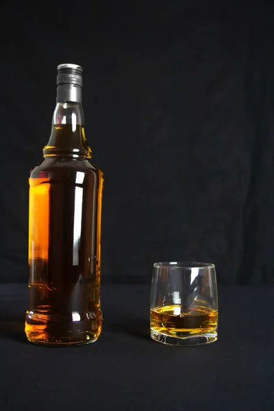 Una Bottiglia Whisky Ambrato Sfondo Nero Bar — Foto Stock