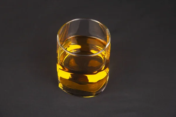 Szklanka Whisky Stole Czarnym Tle — Zdjęcie stockowe