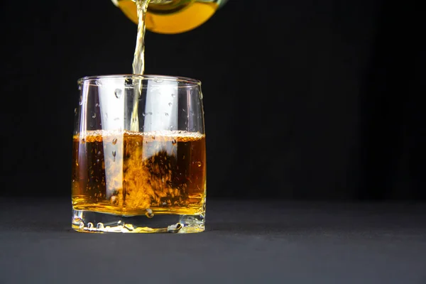 Nalanie Szklanki Ciemnej Bursztynowej Whisky — Zdjęcie stockowe