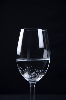 Masanın üzerinde bir bardak maden suyu.