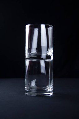 Siyah arka planda viski bardağı. Alkol bardağı.