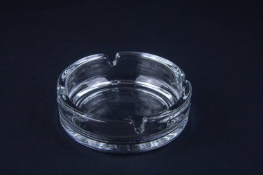 Siyah arkaplanda boş cam kül tablası