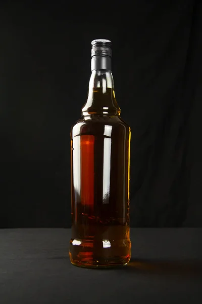 Butelka Whisky Czarnym Stole — Zdjęcie stockowe