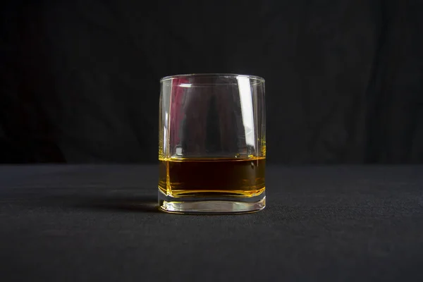 Een Glas Amberkleurige Whisky Een Zwarte Achtergrond — Stockfoto