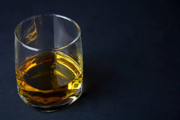 Szklanka Bursztynowej Whisky Czarnym Tle — Zdjęcie stockowe