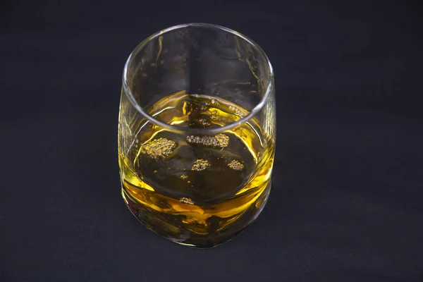 Een Glas Amberkleurige Whisky Een Zwarte Achtergrond — Stockfoto