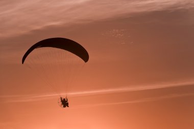 gün batımında Parapent siluet