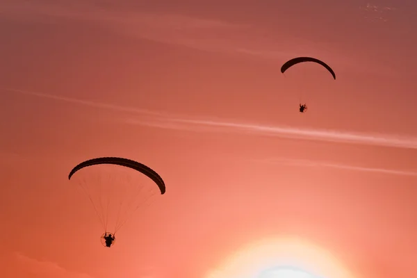 Paraglider silhouette at sunset — Stock Photo, Image
