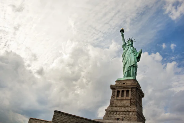 Frihetsgudinnan på liberty island i new york city — Stockfoto