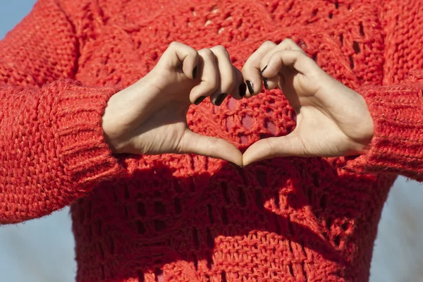 Forma do coração feita por mãos de uma jovem mulher — Fotografia de Stock