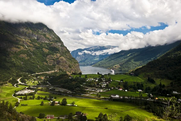 Geiranger Fjord, Norwegen mit Kreuzfahrtschiff lizenzfreie Stockbilder