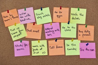 çok renkli bir koleksiyon posta o notları farklı mesajlar bir ahşap zemin üzerinde