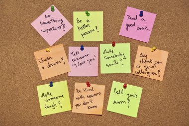 çok renkli bir koleksiyon posta o notları farklı mesajlar bir ahşap zemin üzerinde