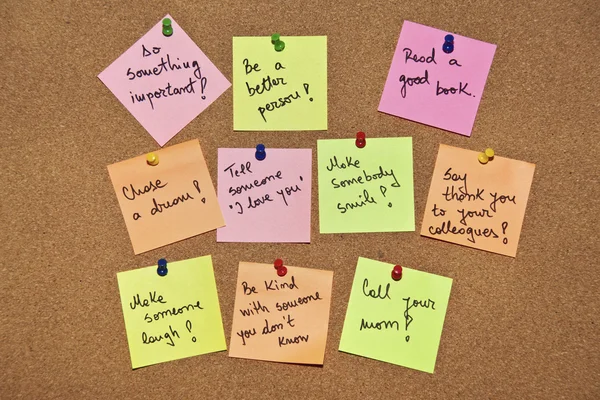 çok renkli bir koleksiyon posta o notları farklı mesajlar bir ahşap zemin üzerinde