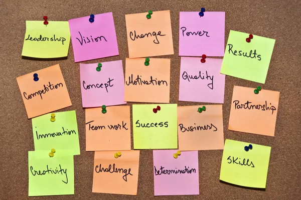 çok renkli bir koleksiyon posta o notları farklı mesajlar bir ahşap zemin üzerinde