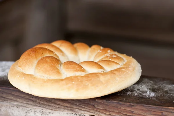 Brezel auf Holzgrund. Rustikale Szene — Stockfoto