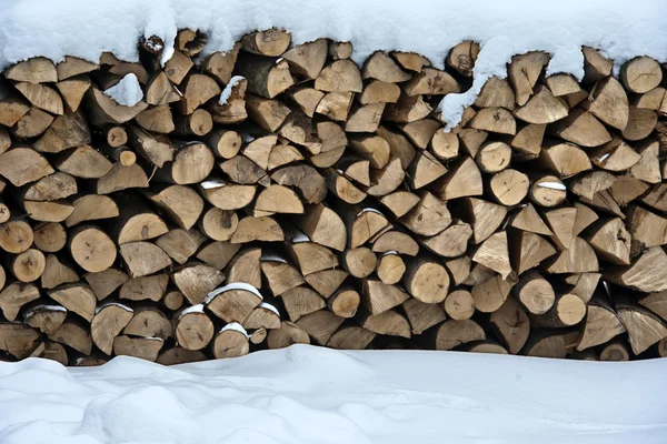 Brandhout in sneeuw — Stockfoto