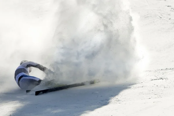 BRASOV ROMANIA - European youth Olympic - Winter festival 2013. Giovane sciatore durante una gara di slalom che cade — Foto Stock