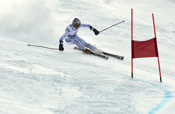 Brasov Roemenië - Europese jeugd Olympisch - winter festival 2013. jonge alpineskiër tijdens een wedstrijd slalom. — Stockfoto