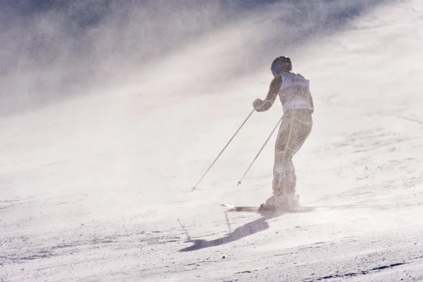 BRASOV ROMANIA - European youth Olympic - Winter festival 2013. Giovane sciatore durante una gara di slalom . — Foto Stock