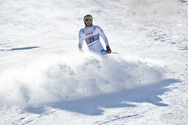 BRASOV ROMANIA - European youth Olympic - Winter festival 2013. Joven esquiador durante una competición de slalom . — Foto de Stock