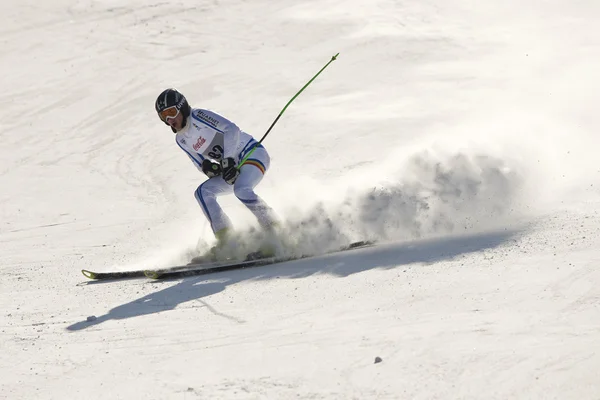 BRASOV ROUMANIE - Jeunesse européenne olympique - Festival d'hiver 2013. Jeune skieur lors d'une compétition de slalom . Photos De Stock Libres De Droits