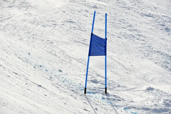 Ski grindar med blå flaggor — Stockfoto