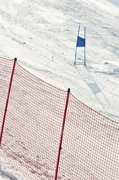 Ski poorten met rode en blauwe vlaggen — Stockfoto