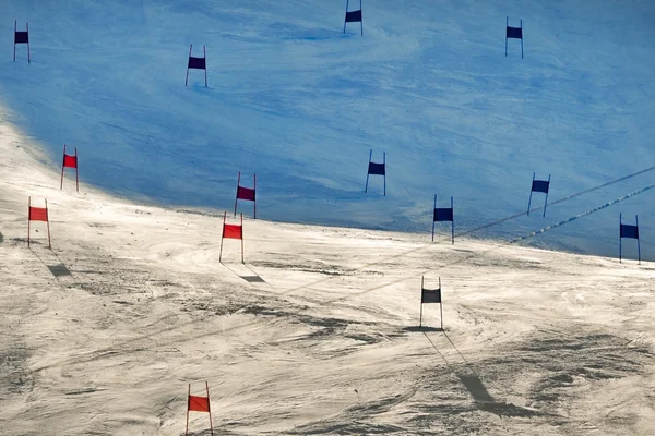 Ski poorten met rode en blauwe vlaggen Rechtenvrije Stockafbeeldingen