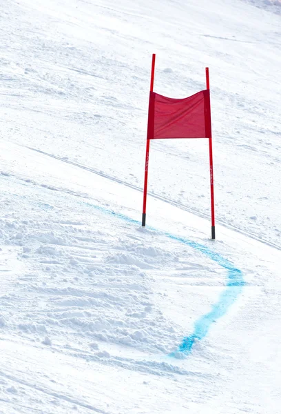 Skitore mit roter Fahne Stockbild