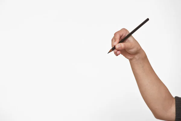 La mano femminile è pronta per il disegno con pennarello nero. Isolato . — Foto Stock