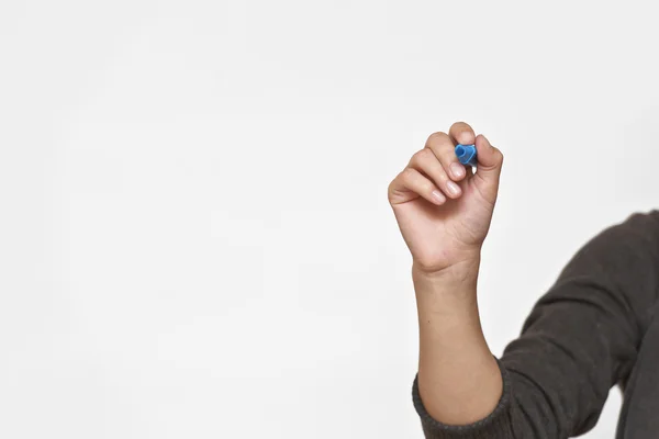 Weibliche Hand ist bereit, mit schwarzem Marker zu zeichnen. isoliert. — Stockfoto