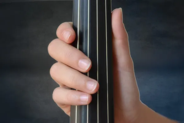 Mão tocando instrumento de cordas — Fotografia de Stock