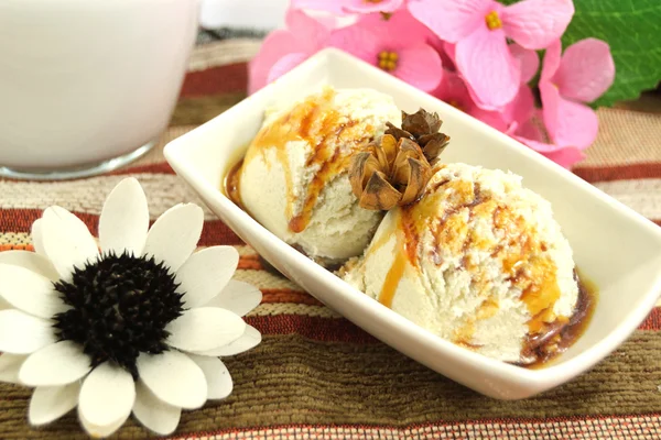 Ice cream with caramel — Stock Photo, Image
