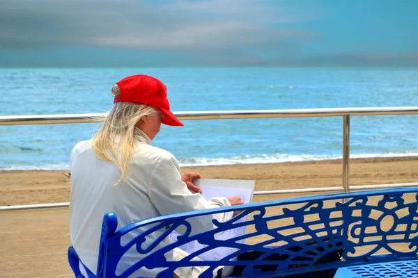 Drawing woman on the beach — Stock Photo, Image