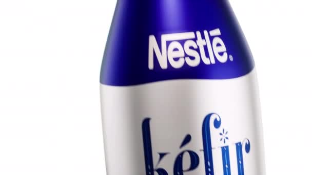 Malaga Hiszpania Września 2022 Nestle 500 Butelka Kefiru Białe Tło — Wideo stockowe