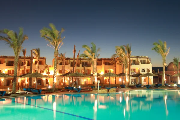 Tropikalny hotel w nocy. Maroko. — Zdjęcie stockowe