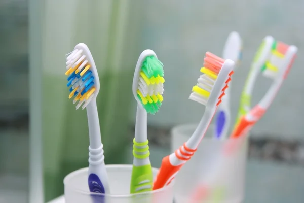 Três escovas de dentes numa casa de banho. Feche o tiro de escova de dentes . — Fotografia de Stock