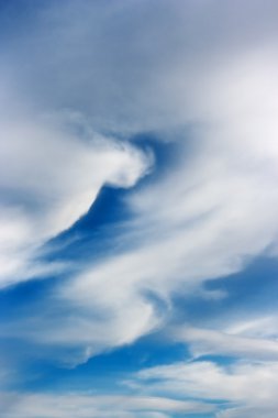 las nubes se dispersan después de la lluvia. cielo.