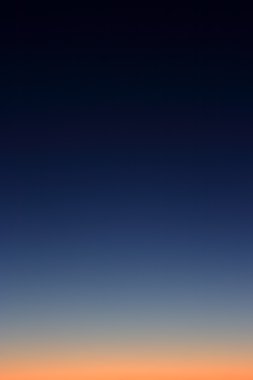 akşam gökyüzünde. Fotoğraf karanlık ışığa karşı yumuşak geçiş ile.