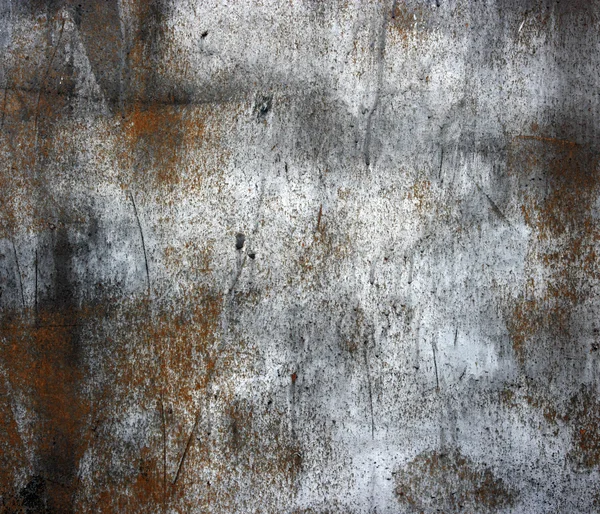 A rusty old metal plate with cracked black gloss paint. Old rust — Stock Photo, Image