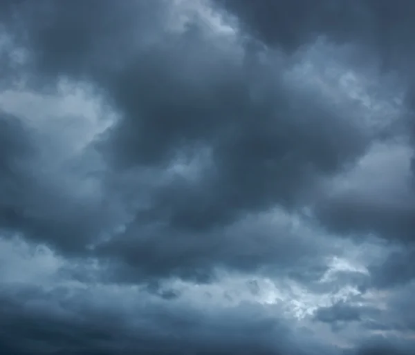 Stürmische Wolken am Frühlingsabend. Regenwolkenhimmel vor dem Tor — Stockfoto