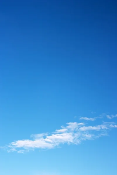 Jarní obloha. Blu sky a mraky. — Stock fotografie