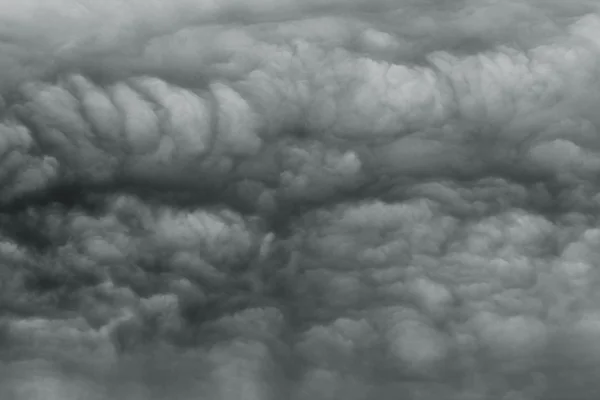 Nubes de tormenta olorosas como si fueran armagedón. Las nubes de tormenta gris ove —  Fotos de Stock