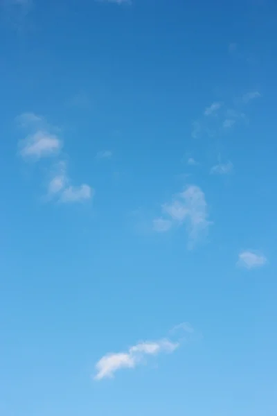Cielo. El cielo azul y las nubes blancas . —  Fotos de Stock