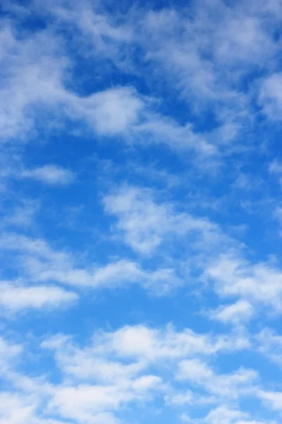 Céu sobre horizonte e nuvens. Céu da manhã . — Fotografia de Stock